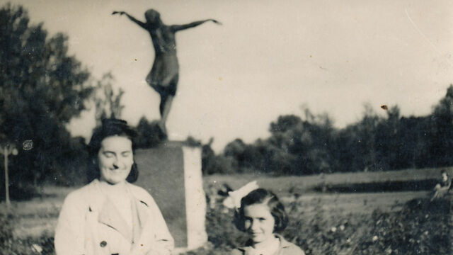 Bibiana s jednou ze svých starších sester u sochy Tanečnice v parku od Skaryszewského ve varšavské čtvrti Praga v roce 1942. Vlastník: Muzeum Varšavského povstání / poskytl Polský institut v Praze